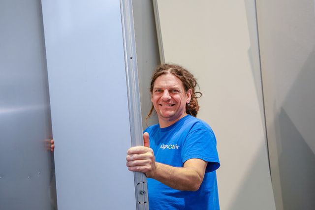 Signfair beim Aufbau eines Messestandes